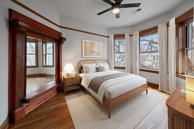 Building Photo - Renovated 1 bed + den in Logan Square - Now Leasing!