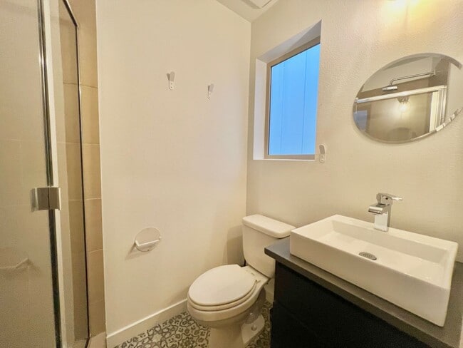 Building Photo - Richmond Neighborhood Condo w/100 bike score on walkscore.com