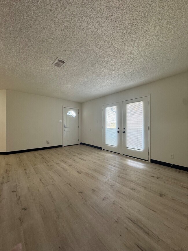 Foto del edificio - 1319 Brenda Ln