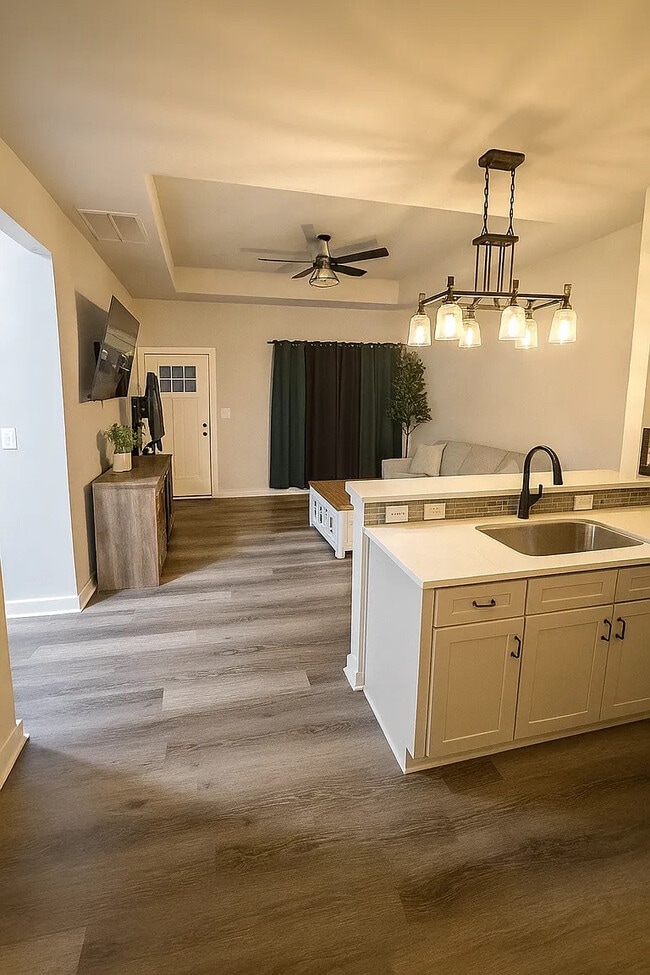 Foto del edificio - Room in House on Lindsey Dr