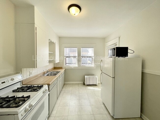 Building Photo - 231 Lyon St NE