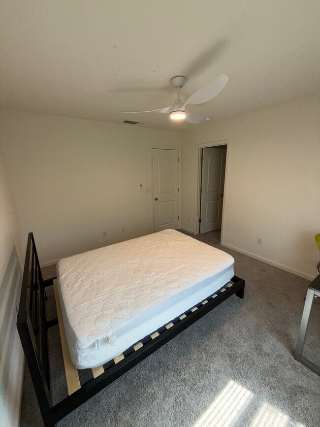 Foto del edificio - 4244 Rutherford Ave