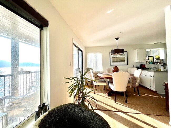 Foto del edificio - Stunning Waterfront 2Br/2Bath Walk to Town in Tiburon