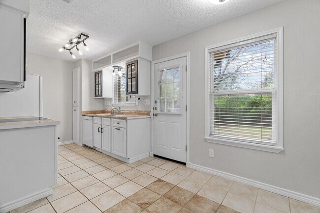 Foto del edificio - Three Bedroom Two Bathroom Home with Large...
