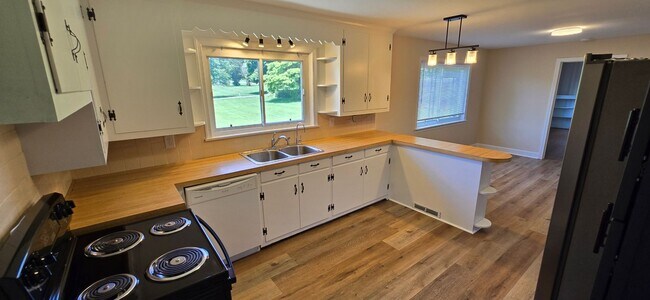 Building Photo - Wonderful Ranch in Clemmons