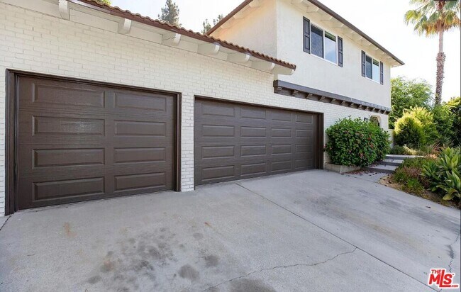Building Photo - 3243 Kirkham Dr