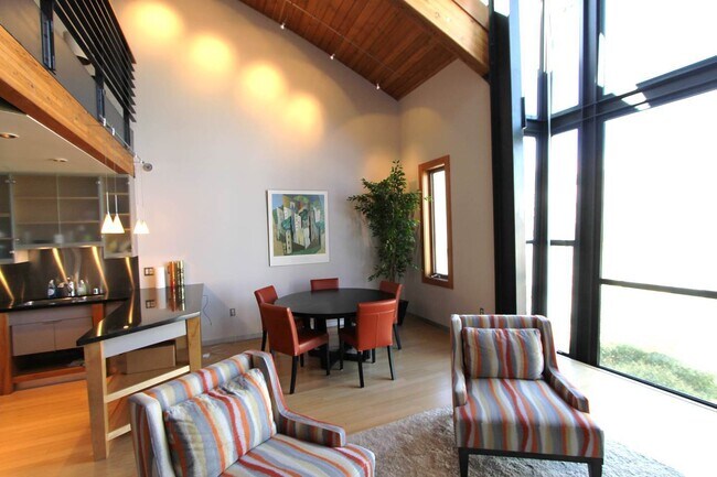 Foto del edificio - Rare Loft Style Condo, Huge Windows, High Ceilings, 1.5BR/2BA/3 Stories, Perfect Location!