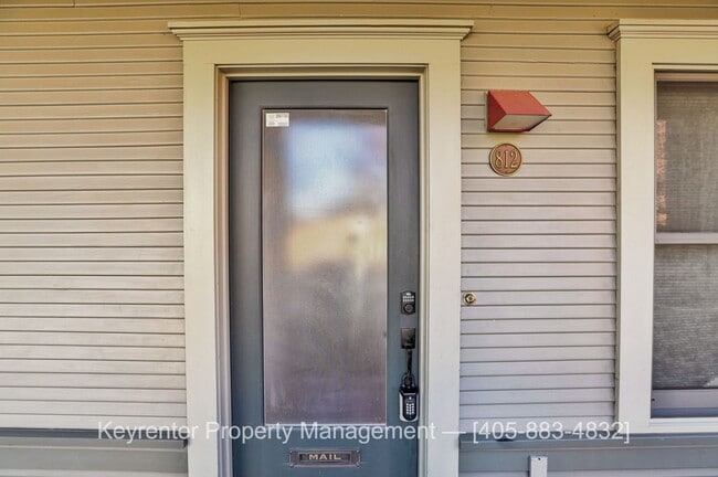 Building Photo - Charming 2-Level Townhouse in Historic Cottage District! HALF OFF A FULL MONTH'S RENT!! Save over...