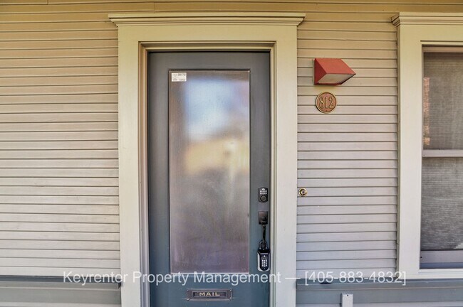 Foto del edificio - Charming 2-Level Townhouse in Historic Cottage District! HALF OFF A FULL MONTH'S RENT!! Save over...