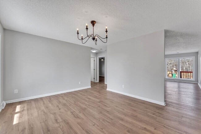 Foto del edificio - 3BR / 2BA Off-Grid Luxury Living with Large Fenced Lot and Solar Power $2297/mo rent