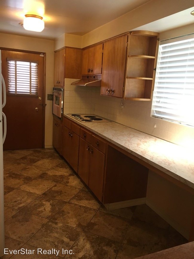 Foto del edificio - 221-221 N Underwood St