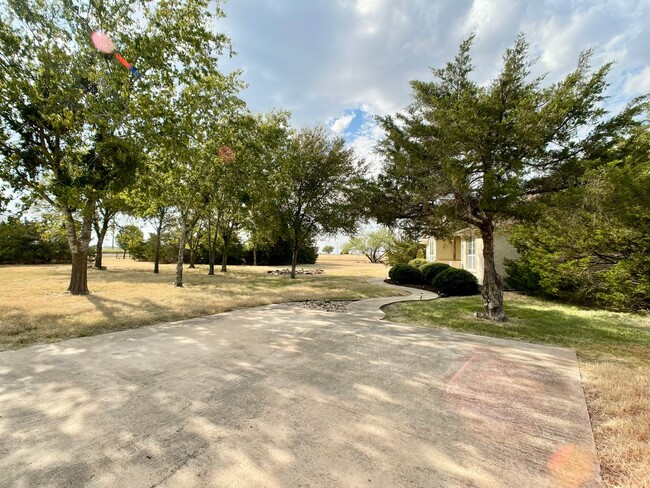 Foto del edificio - Large 4/2 Ranch-Style Home in Manor TX