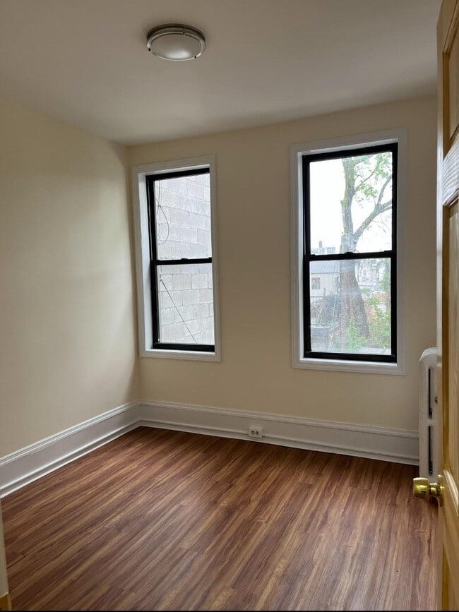Foto del edificio - 10510 Liberty Ave