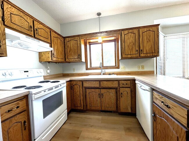 Foto del edificio - 9234 Upland Ln N