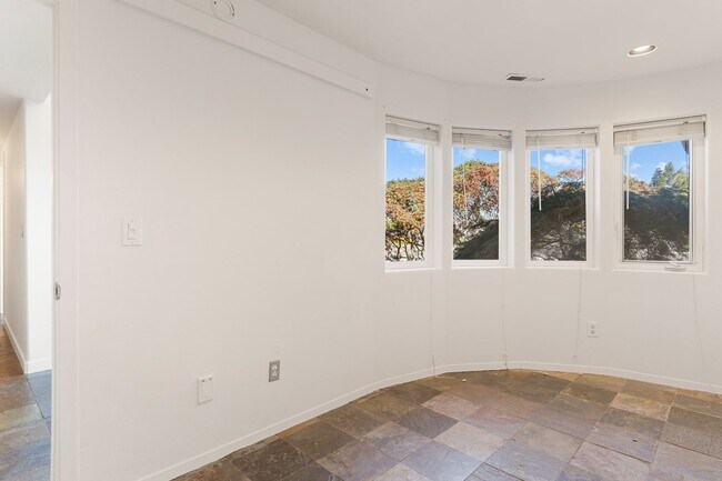 Foto del edificio - Beautiful 3 Bedroom 3 Bathroom Home With Stunning Views