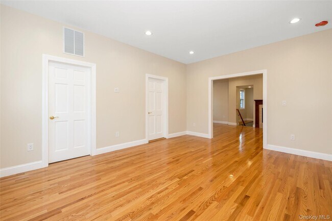 Foto del edificio - 16 Grand Blvd