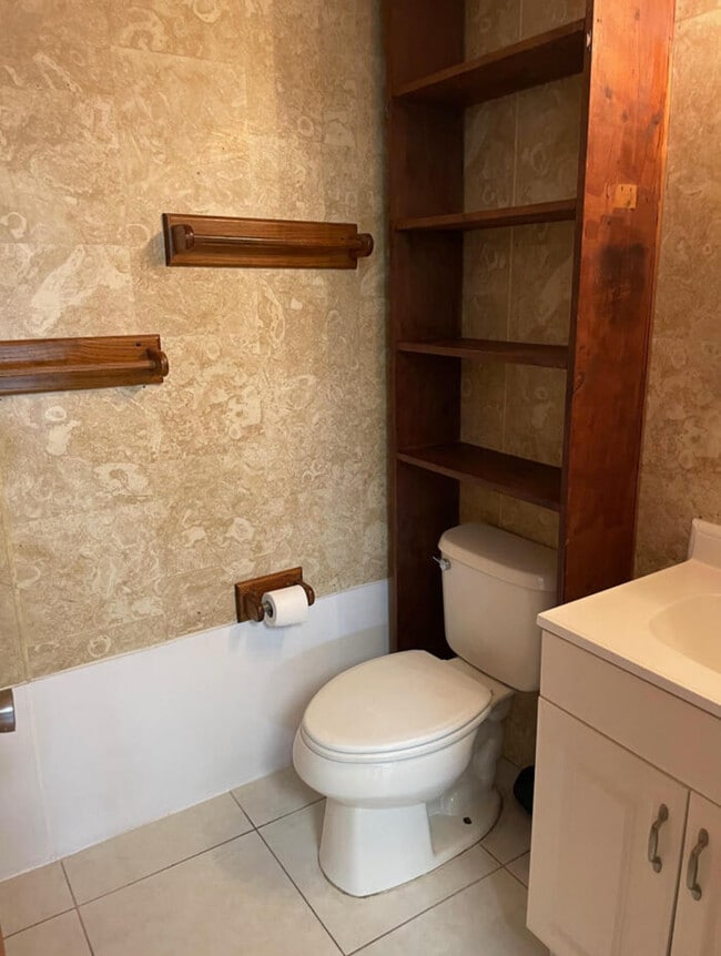 Building Photo - COZY ONE-BEDROOM APARTMENT