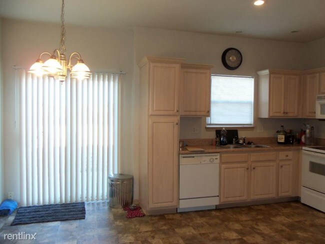Foto del edificio - 2 br, 2.5 bath Townhome - 1663 SW Mission Rd
