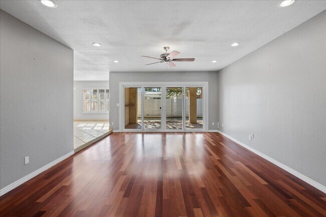 Foto del edificio - Amazing and Rare 4 bd 4 ba home in the hea...