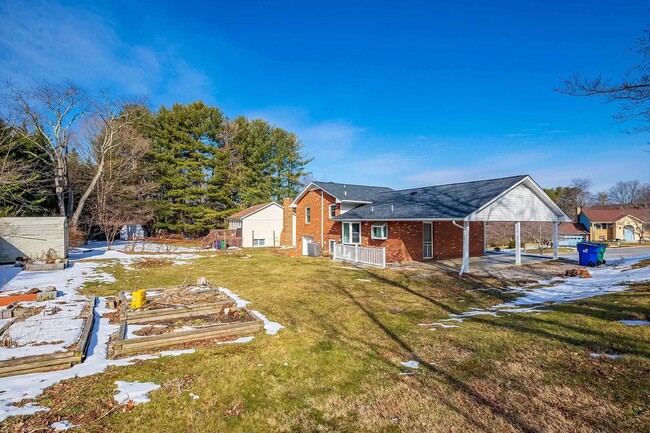 Building Photo - 1105 Golfview Dr