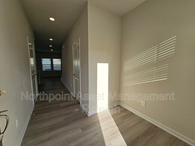 Foto del edificio - 682 Rolling Flds Dr