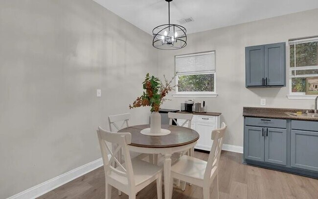 Building Photo - Vintage Craftsman