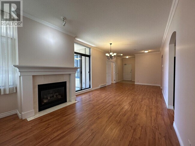 Photo du bâtiment - 588-588 W 45th Ave