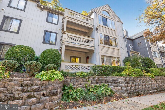 Building Photo - 910 Windbrooke Dr