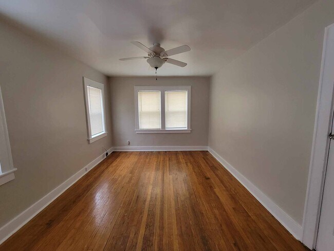 Foto del edificio - 6748 Crest Ave