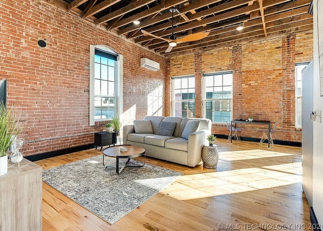 Building Photo - 118 E Main St