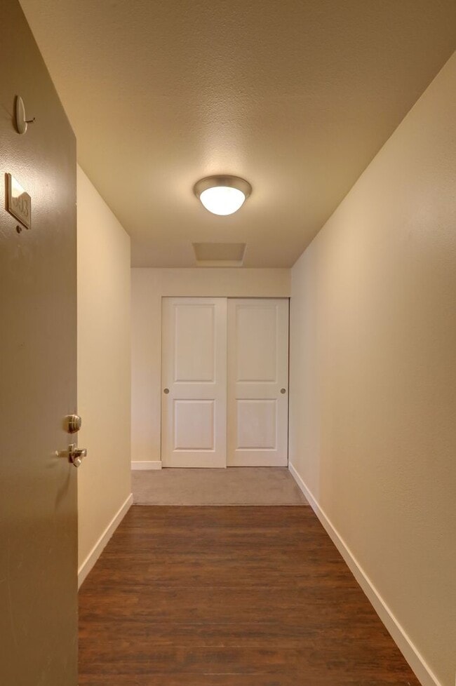 Building Photo - Spacious 2bd, 2ba Upper Unit Available in ...