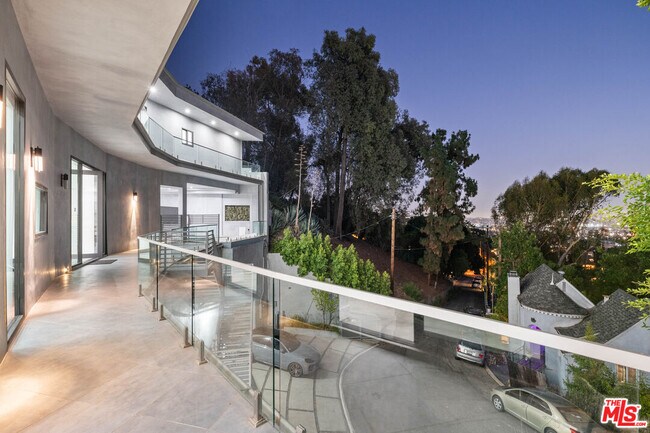 Foto del edificio - 6181 Temple Hill Dr