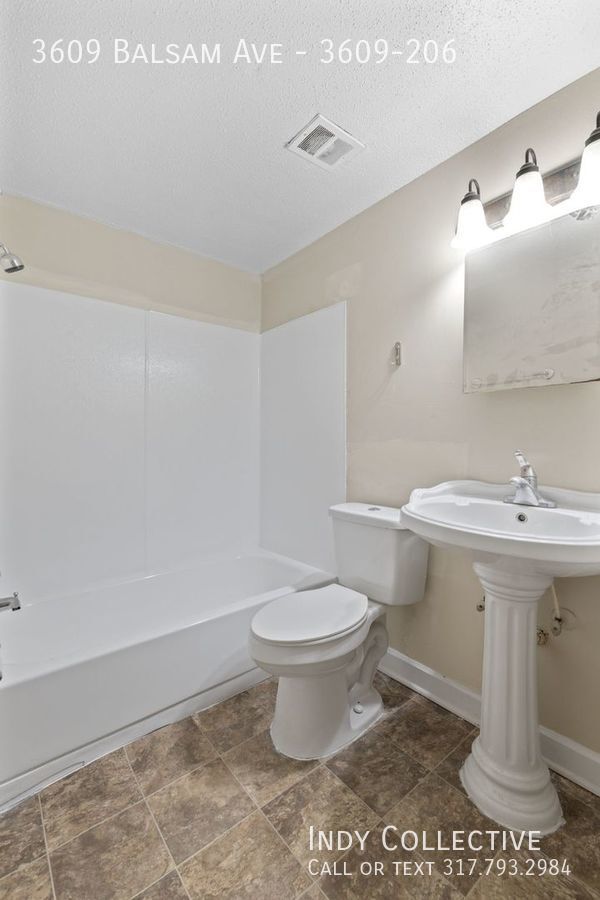 Building Photo - Move In Special: $500 Off First Month!