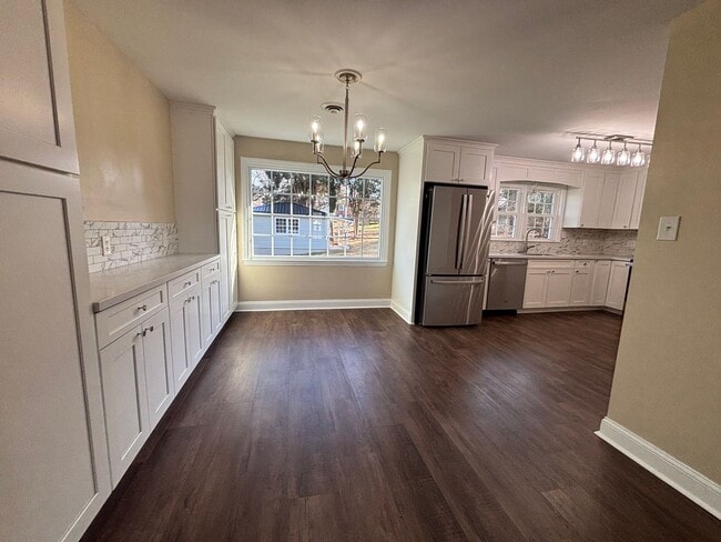 Building Photo - Radford 3 Br/2.5 Ba, Available for rent