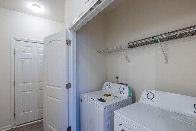 Building Photo - BEAUTIFUL 3BD/2.5BTH Townhome - Belmont -A...
