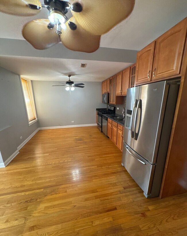 Foto del edificio - Beautiful 3 bedroom 2 bathroom condo In Near Presidential Library