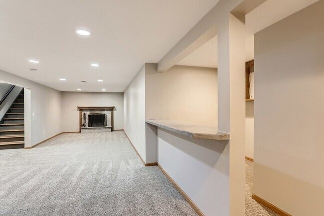 Foto del edificio - 1465 Crest Dr, Chaska, MN, 55318