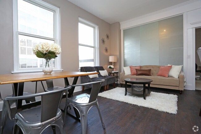 2 habitaciones, 2 baños - Sala de estar - McCurdy Apartments