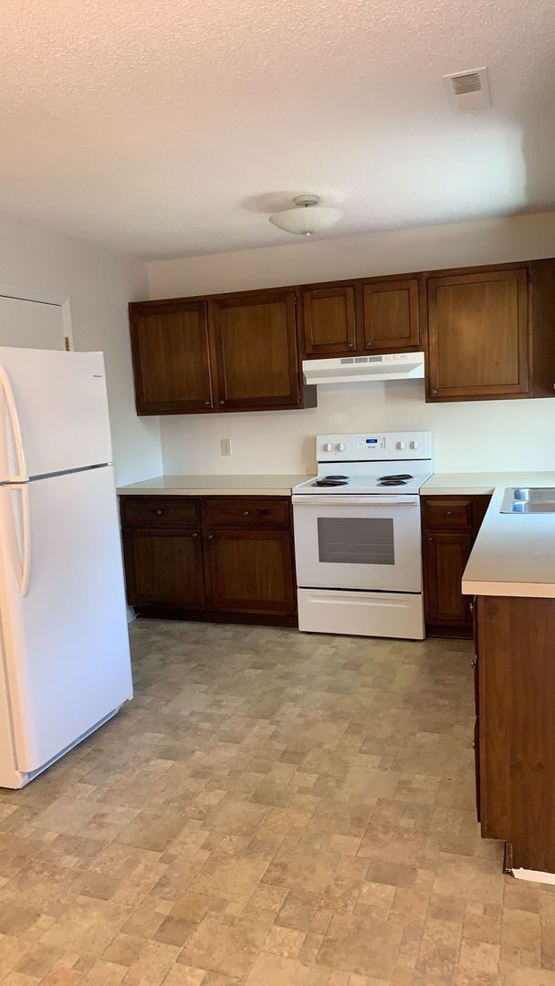 Building Photo - We have a 3 bedroom Townhome for rent! 878...