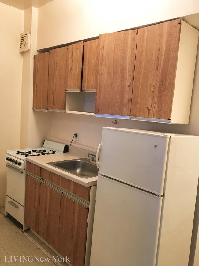 Building Photo - 21 E 108th St