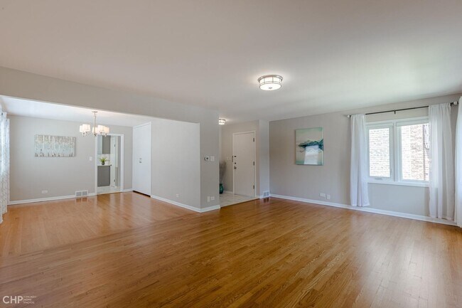 Building Photo - 6228 N Sacramento Ave