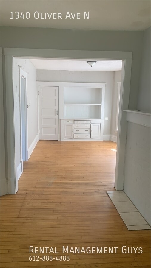 Building Photo - Large 3 Bedroom! Ready to Rent!