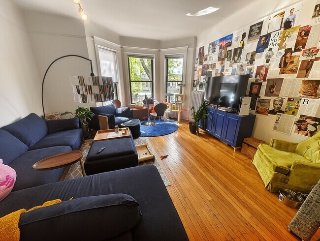 Foto del edificio - Very Spacious 2 BR/1 BA in Wrigleyville
