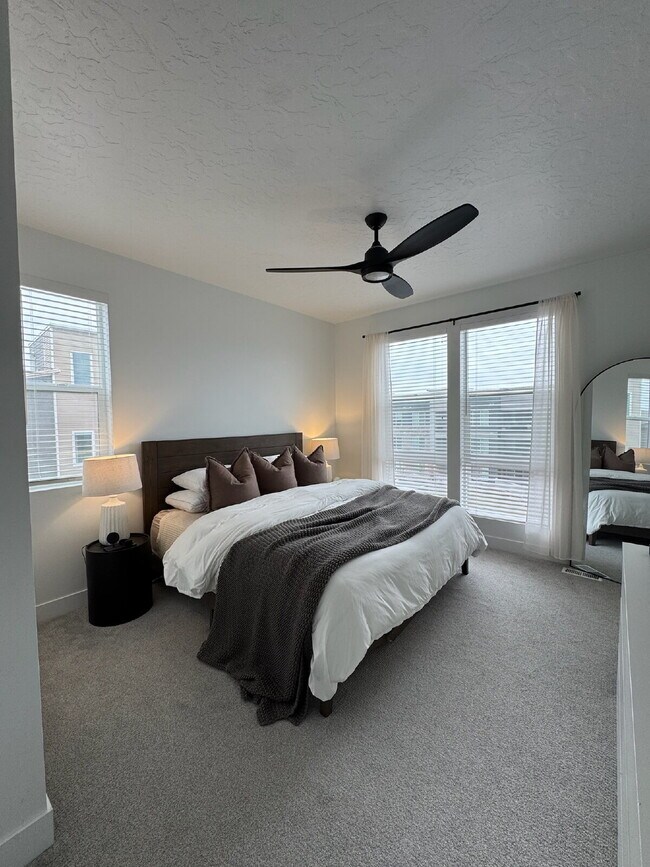 Foto del edificio - "Spacious 4-Bed Townhouse with Scenic Views & Rooftop Patio in American Fork!"