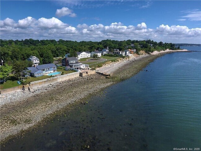 Foto del edificio - 208 Point Beach Dr