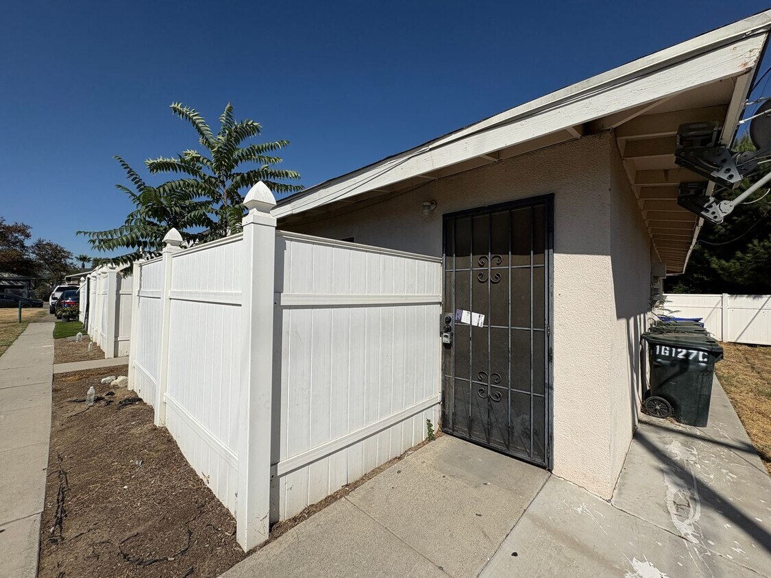 Foto principal - Tri-plex 2 bedroom 1 bathroom apartment of...