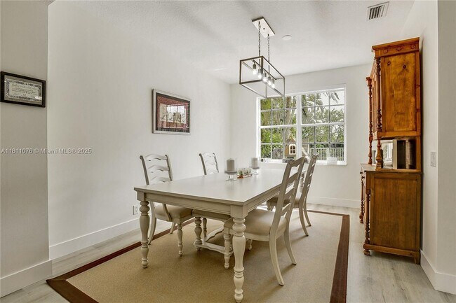 Foto del edificio - 4322 Fox Ridge Dr