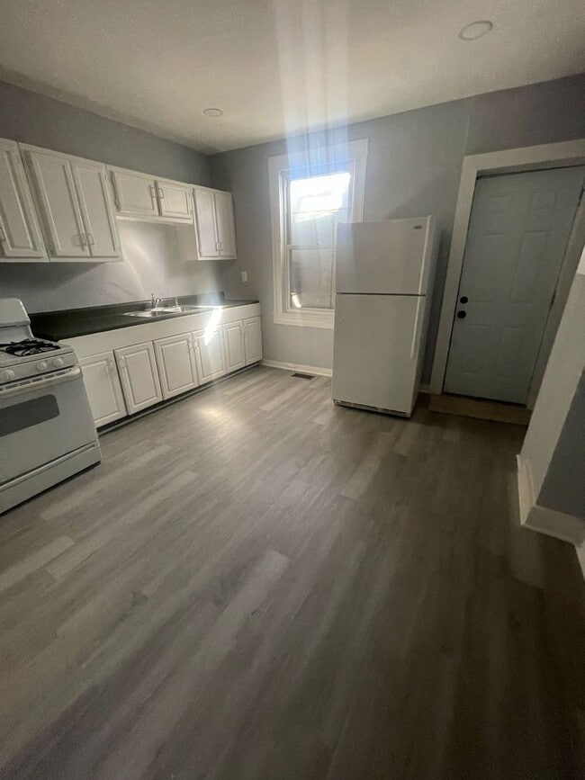 Building Photo - Three Bedroom One Bathroom Ready For ASAP Move In