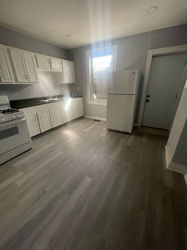 Foto del edificio - Three Bedroom One Bathroom Ready For ASAP Move In