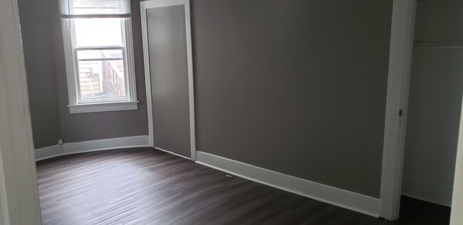 Foto del edificio - 2 bedroom 1 bath apartment